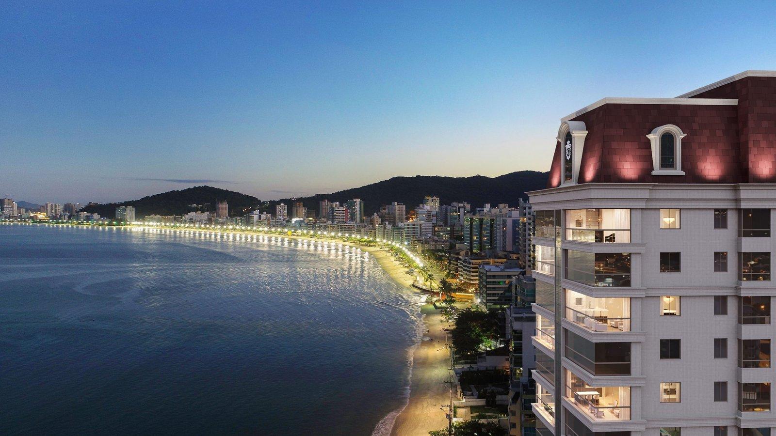Fachada do George VI Residencial ao entardecer, com telhado em mansarda e janelas iluminadas