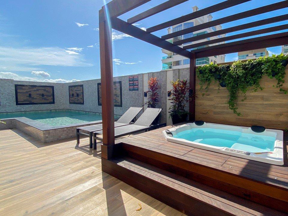 Piscina e spa com ofurô do Long Beach Residence, vistos do deck