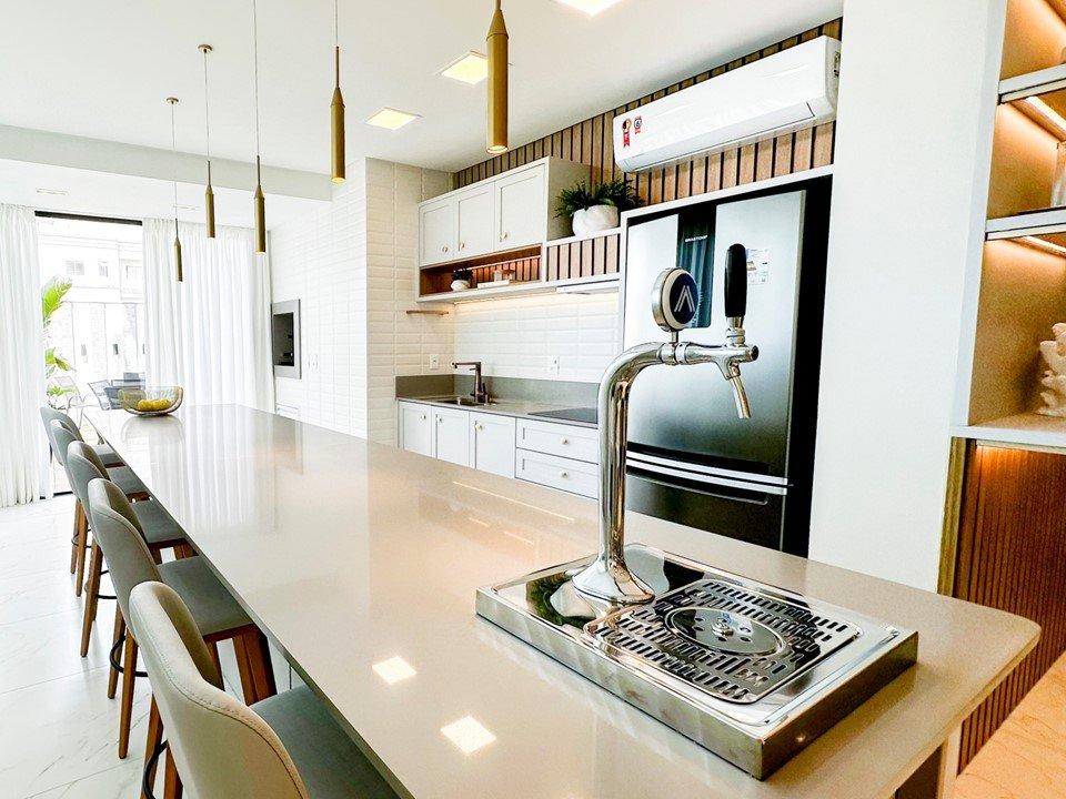 Espaço gourmet do Long Beach Residence, com chopeira e cozinha equipada