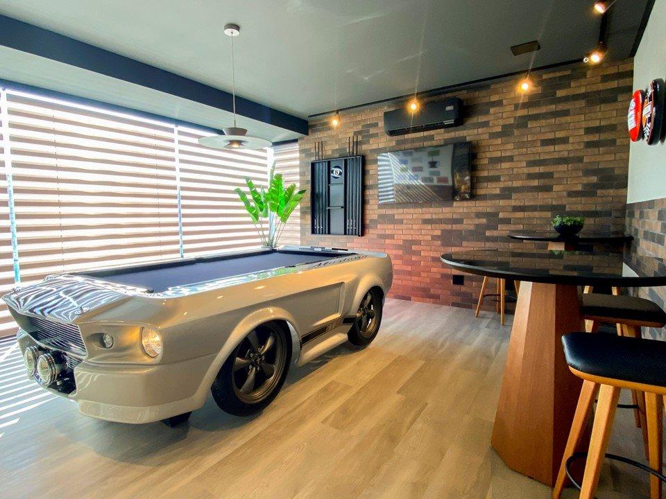 Mesa de sinuca em formato de carro esportivo do Long Beach Residence, outro ângulo