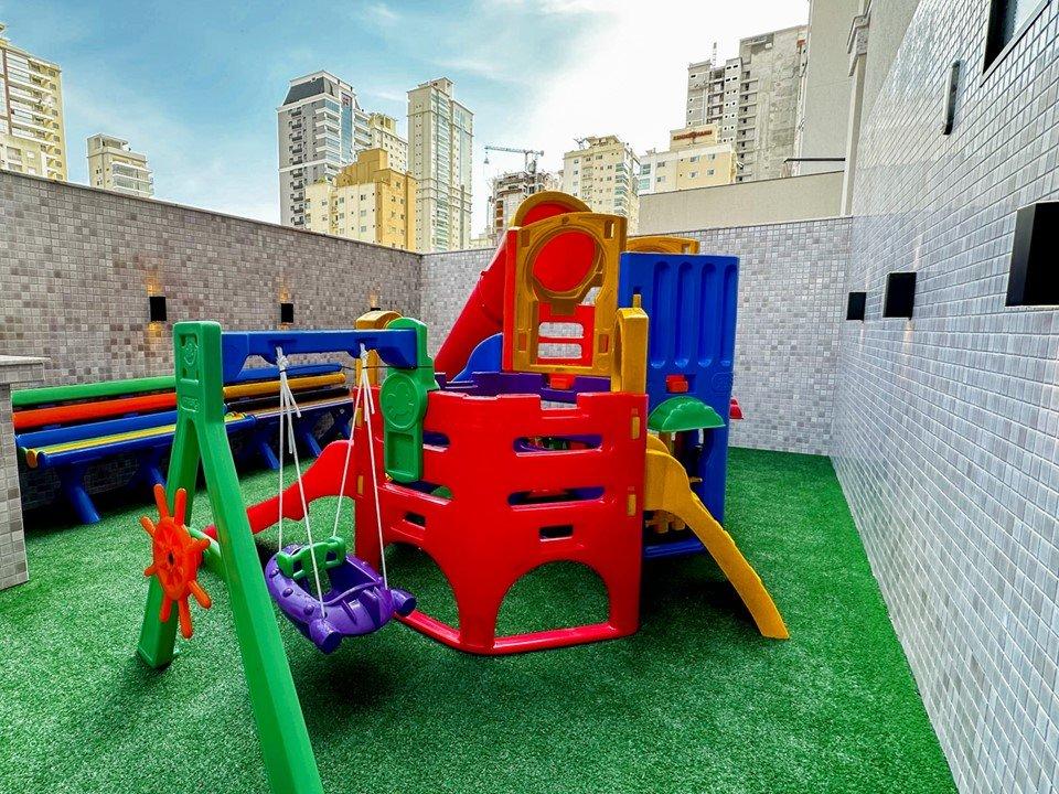 Playground do Long Beach Residence, com vista para o skyline de Meia Praia