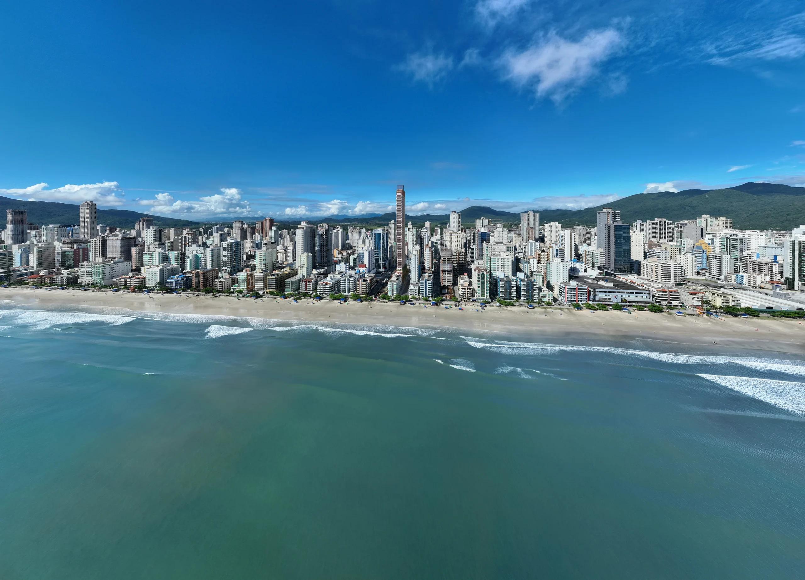 Vista aérea da orla de Porto Belo, Santa Catarina