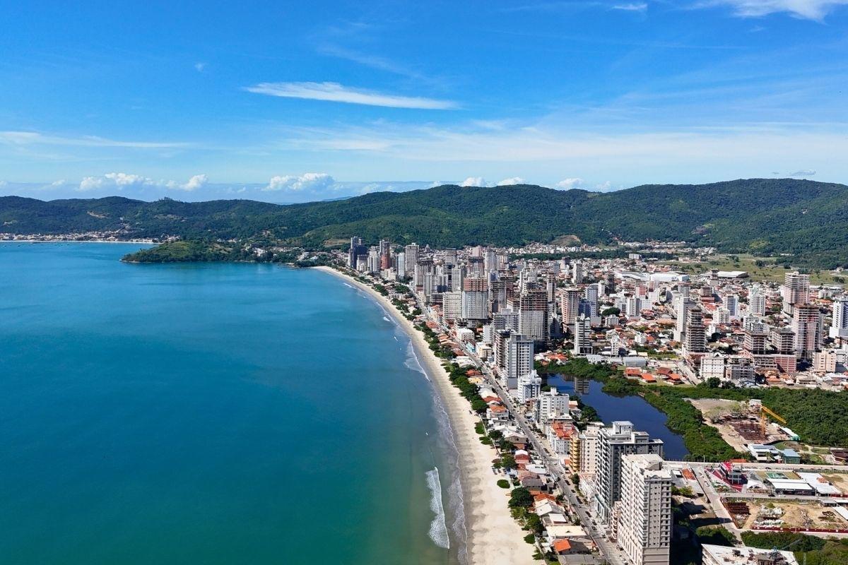 Vista aérea de Porto Belo — orla e skyline litorâneo